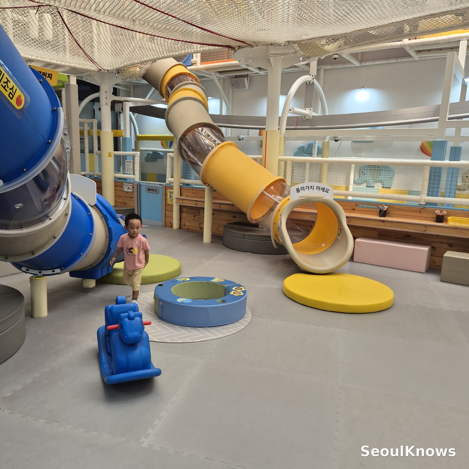 Enclosed tube slide and play floor at Dogok indoor playground