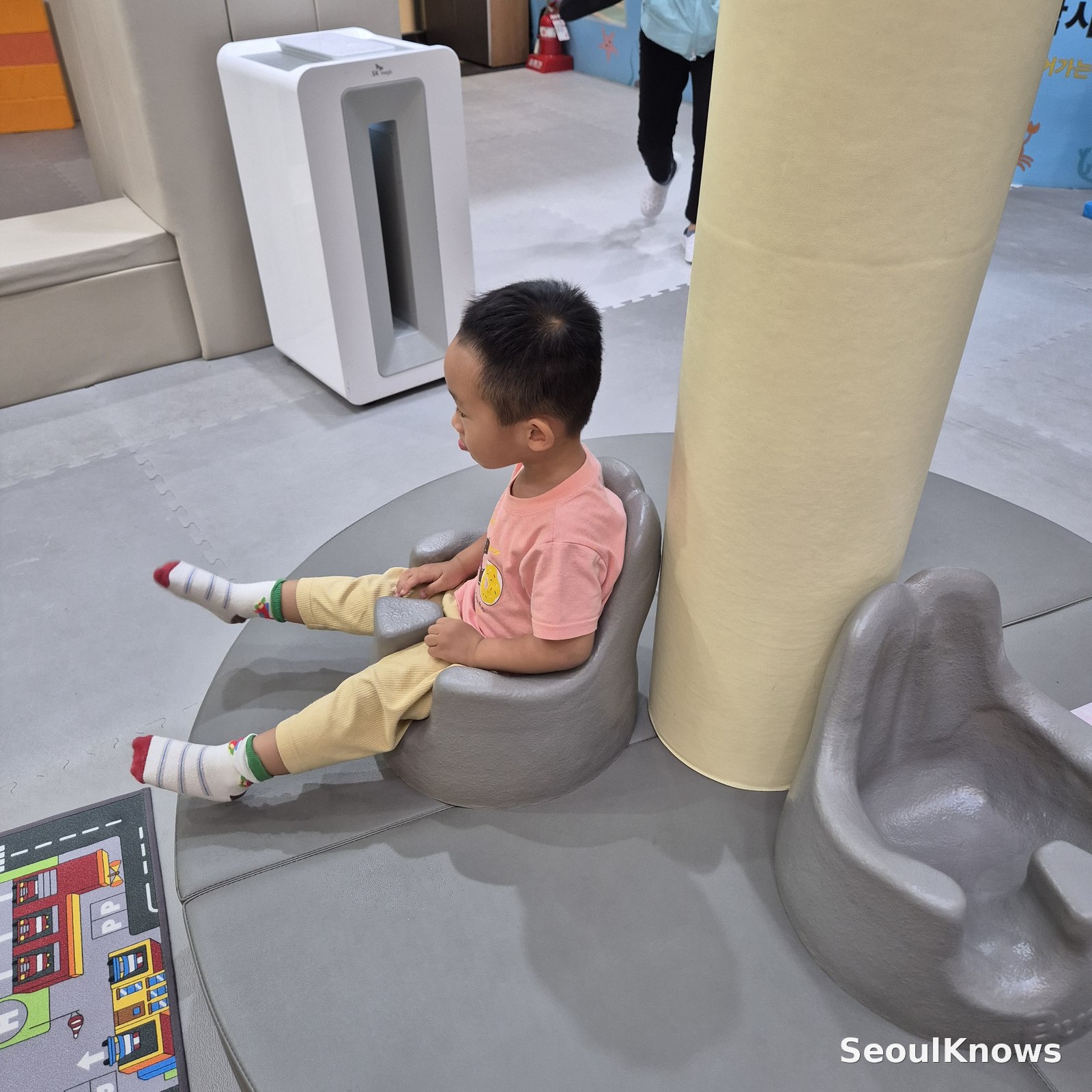 Child resting between play sessions at Dogok indoor playground