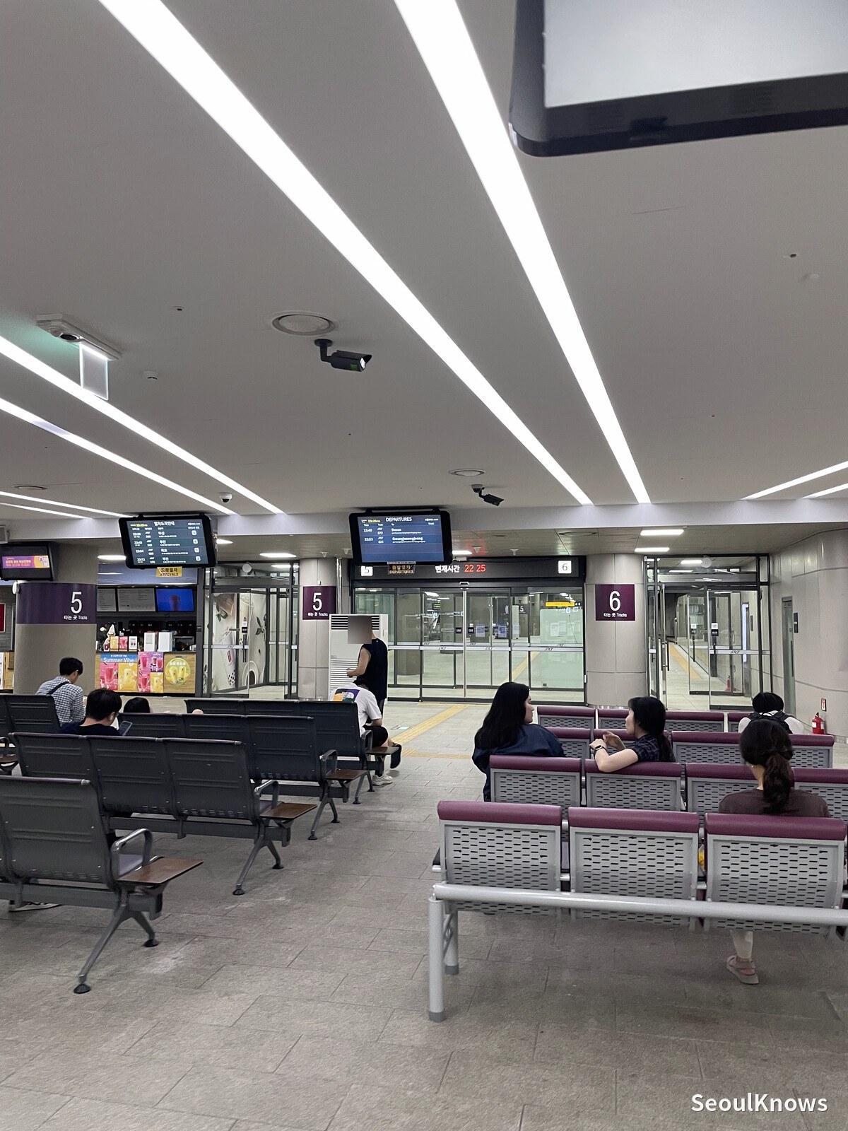 Waiting seats inside Suseo Station