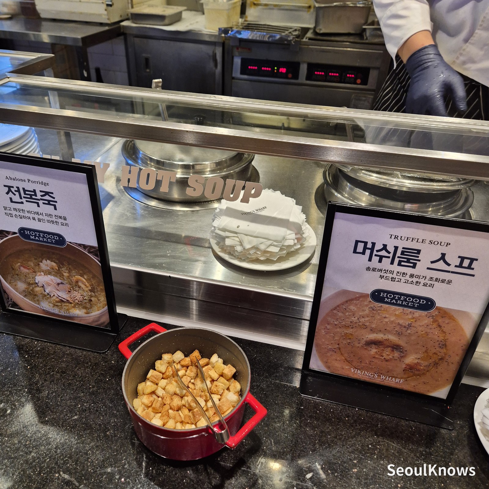 Abalone porridge and truffle mushroom soup station at Viking's Wharf COEX
