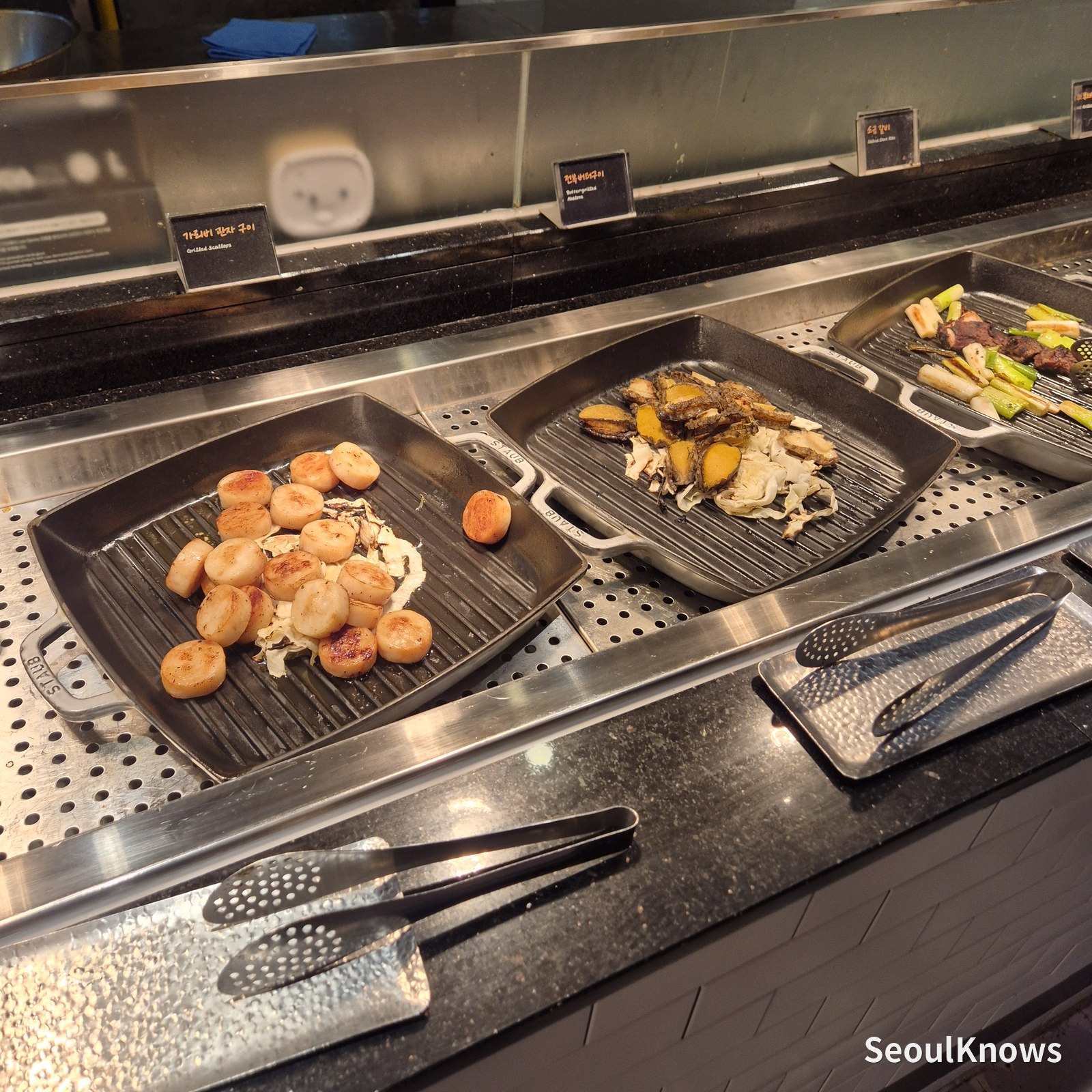 Salt-grilled beef short rib and scallops on the grill at Viking's Wharf COEX