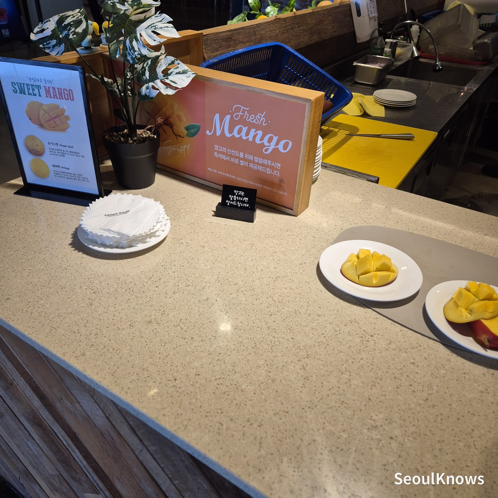 Apple mango sign at the fruit counter of Viking's Wharf COEX