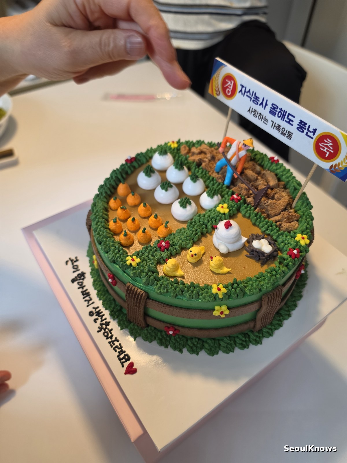 Adding a message topper to a made to order cake in Seoul
