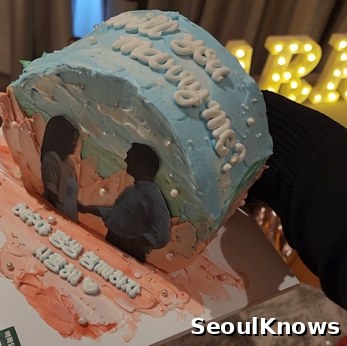Custom proposal cake with a will you marry me message in Seoul