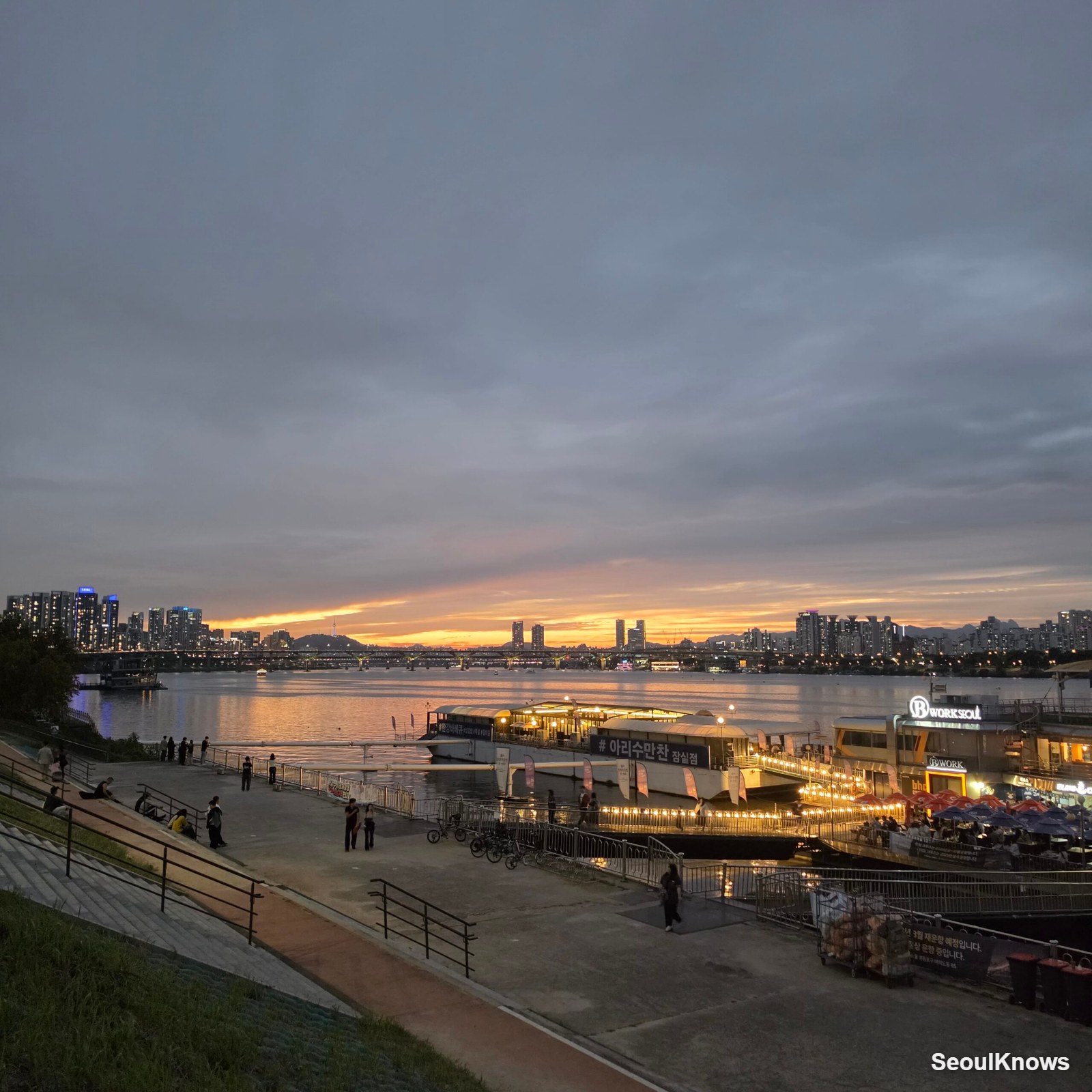 Sunset over the Han River at the Jamsil cruise pier in Seoul