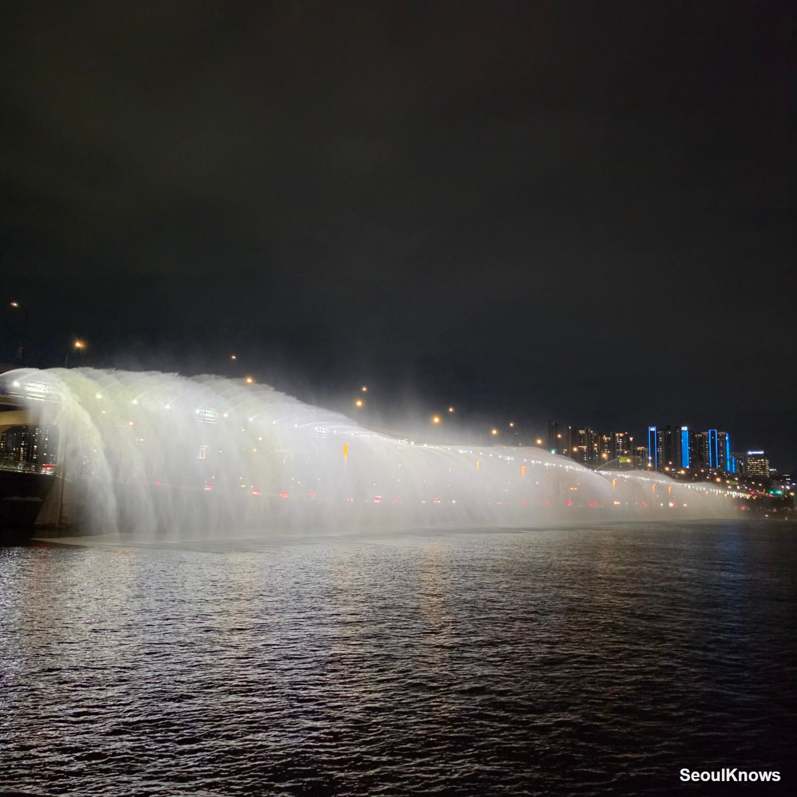 Close view of the Moonlight Rainbow Fountain water jets at Banpo Bridge