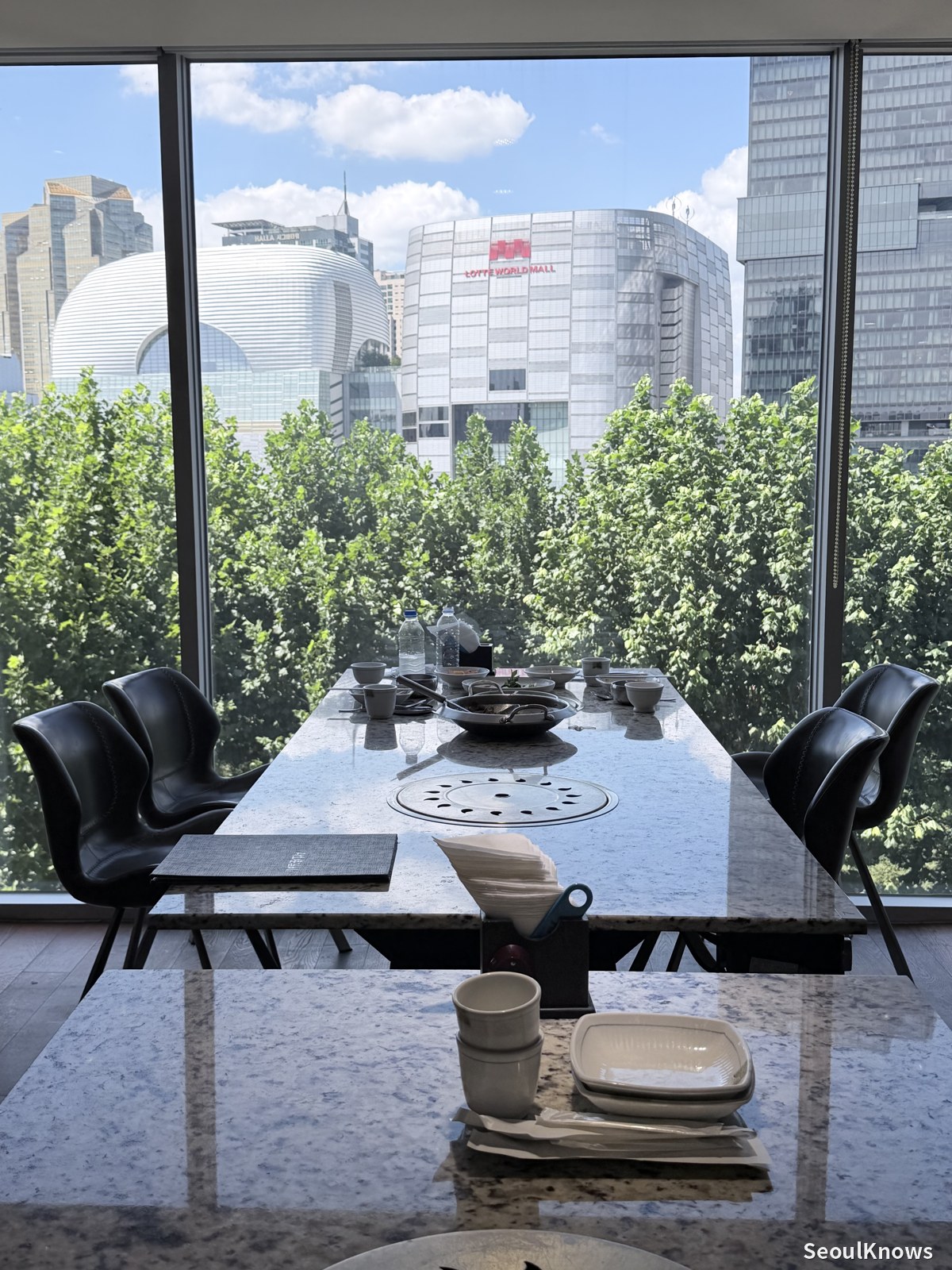 Where to Eat Near Lotte World Tower: Hanwoo Bulgogi with a Lake View (Gwanghwamun Galbi, Seokchon Lake)
