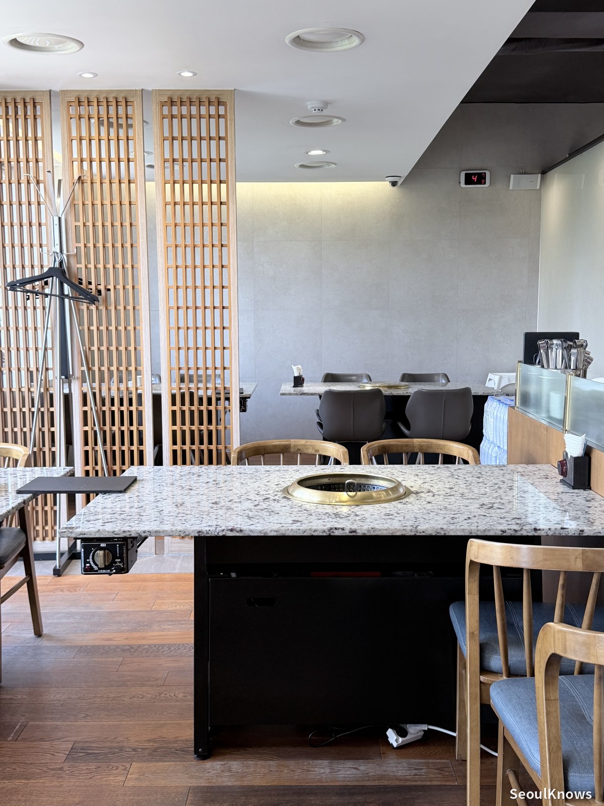 Spacious dining room at Gwanghwamun Galbi near Seokchon Lake Jamsil