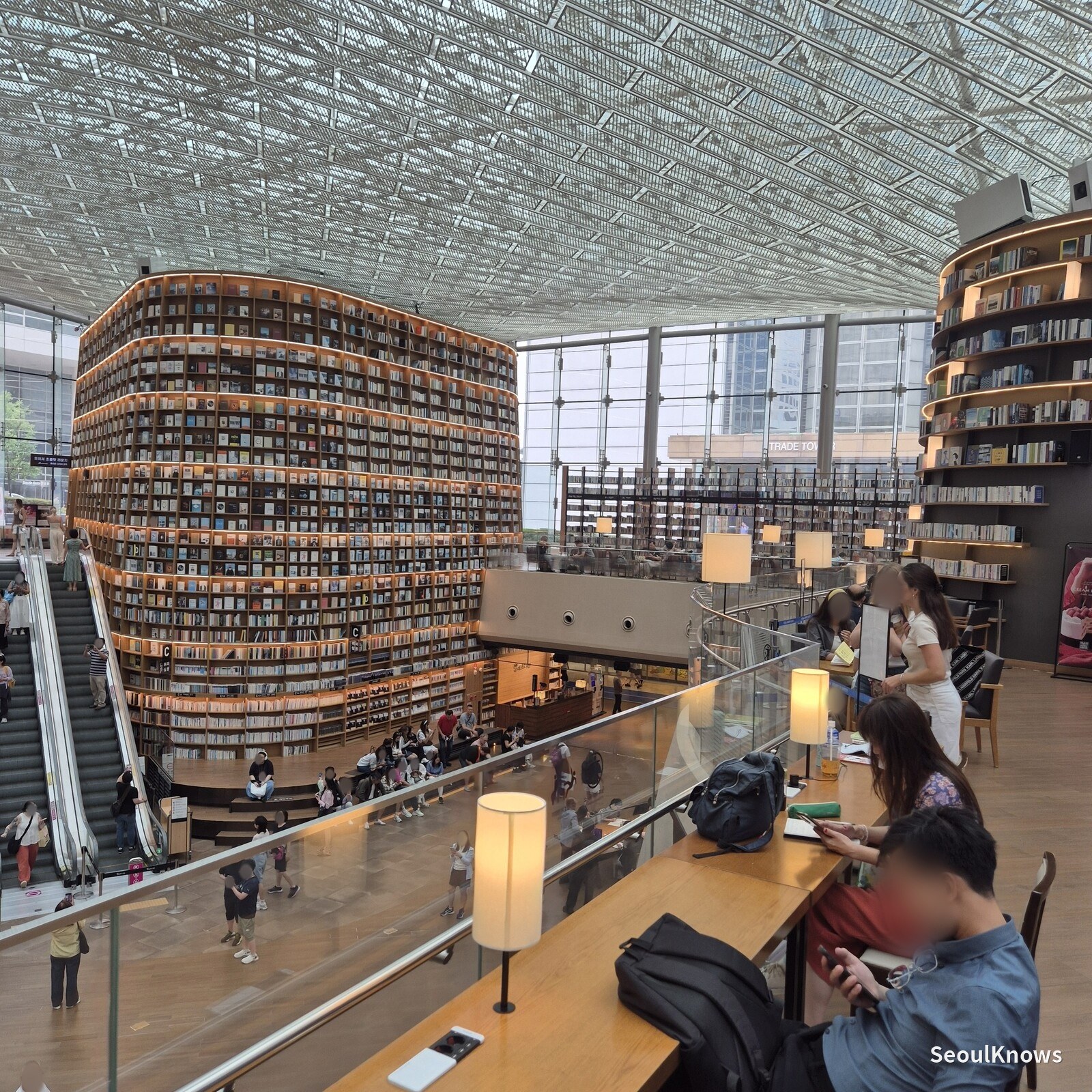 Reading area on the first floor of Starfield Library