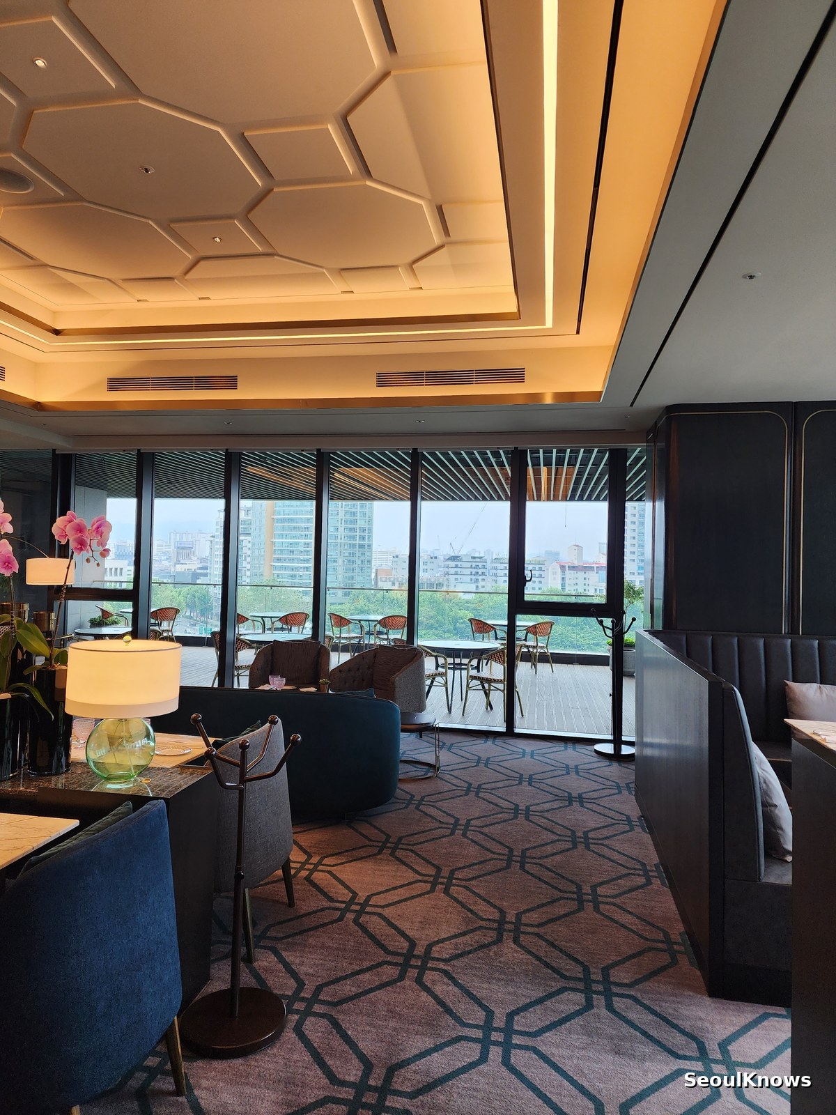 L’Espace at Sofitel Ambassador Seoul: A Quiet Lounge Over Seokchon Lake in Jamsil