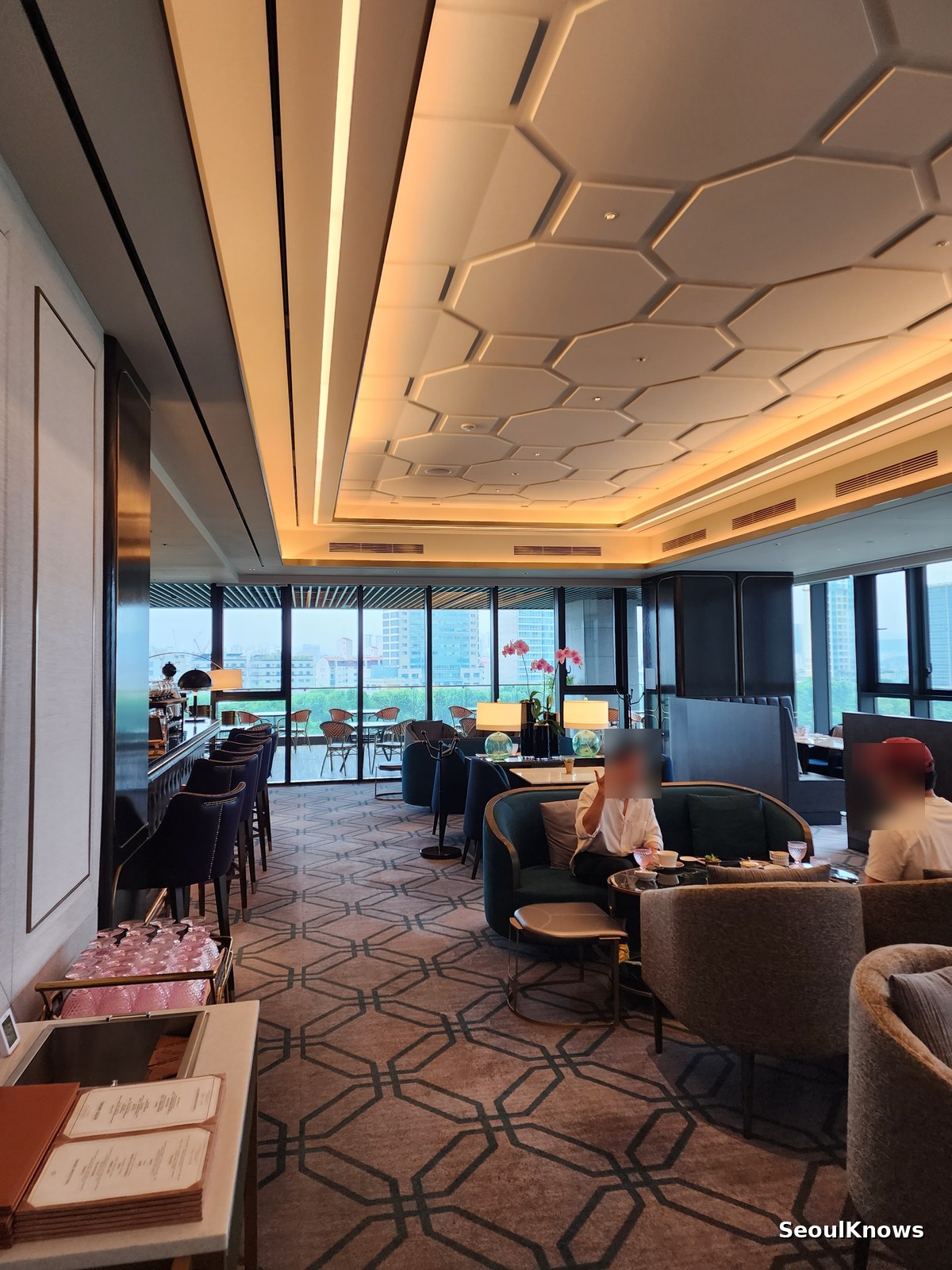 Quiet weekday morning seating area at L'Espace lounge with views over Seokchon Lake