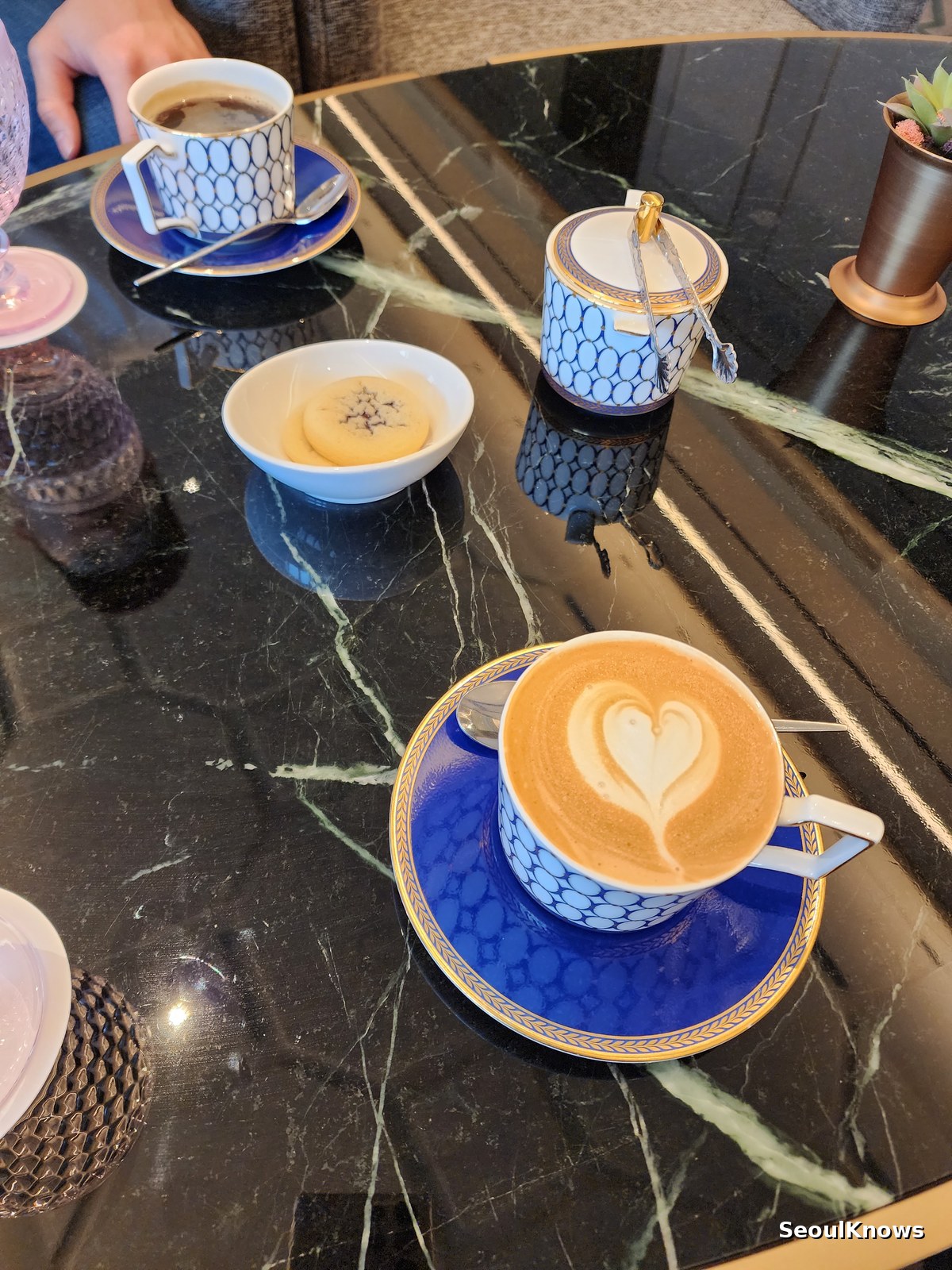 Coffee service on a dark marble table at L'Espace lounge Sofitel Ambassador Seoul