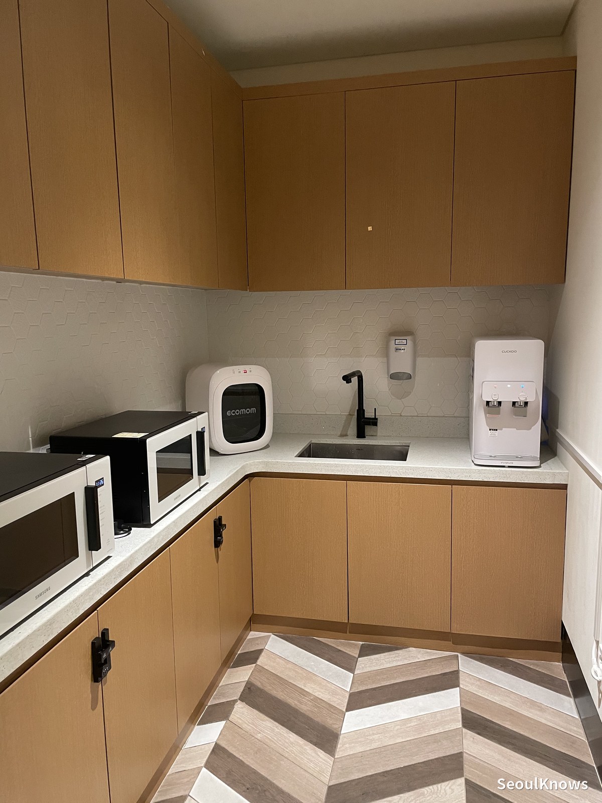 Microwave and hot water dispenser in the nursing room at Inspire